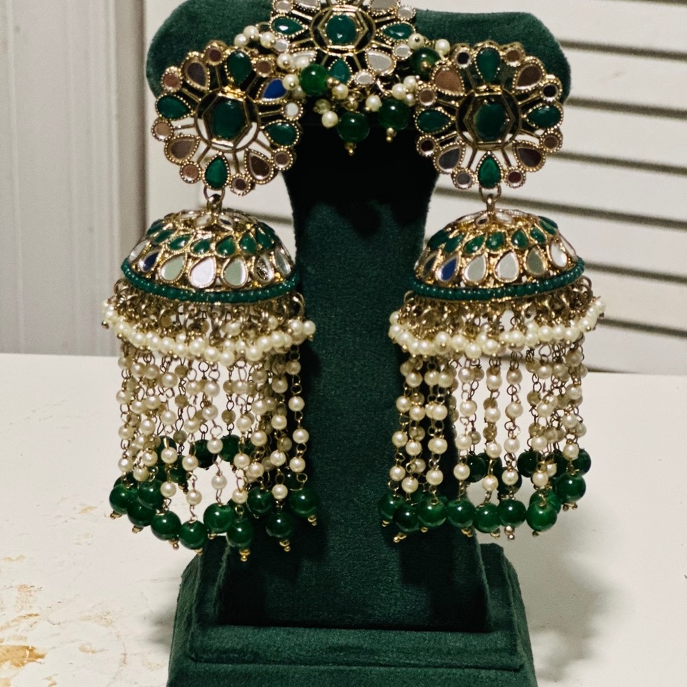 Earrings with tikka set